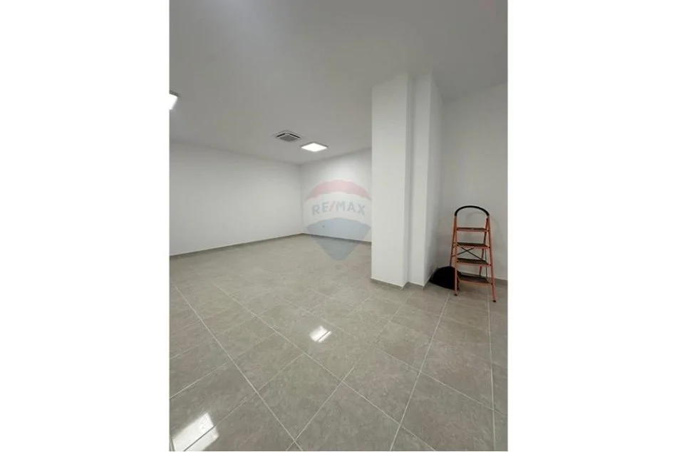 Tirane, jepet me qera dyqan Kati 0, 125 m² 1.200 € (FUSHA E AVIACIONIT)