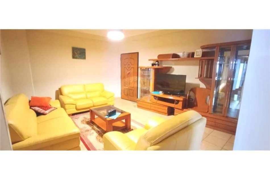 Tirane, jepet me qera apartament 2+1 Kati 2, 115 m² 550 € (Vila Gold, Pazari i Ri)