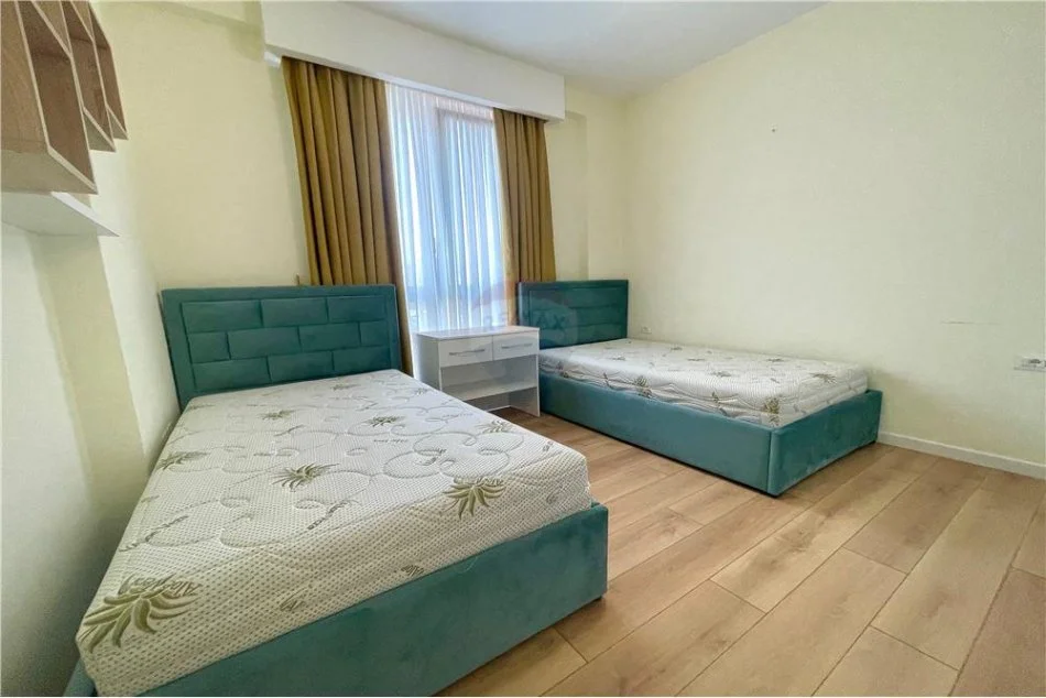 Tirane, jepet me qera apartament 1+1+Aneks+Ballkon Kati 5, 102 m² 800 € (Rruga 5 Maji,)