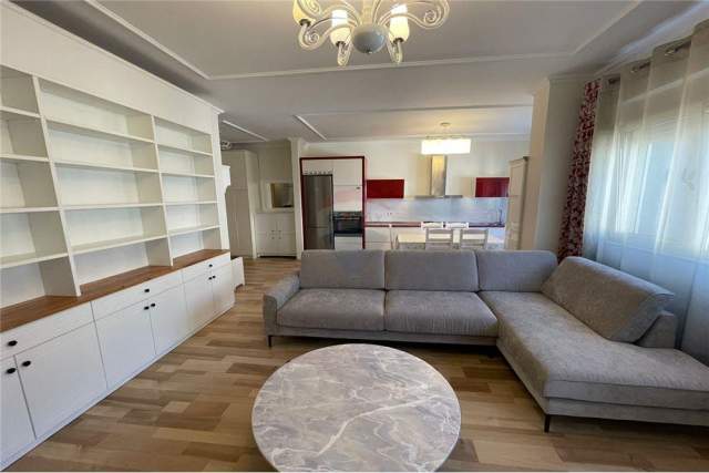 Tirane, jepet me qera apartament 2+1 800 Euro