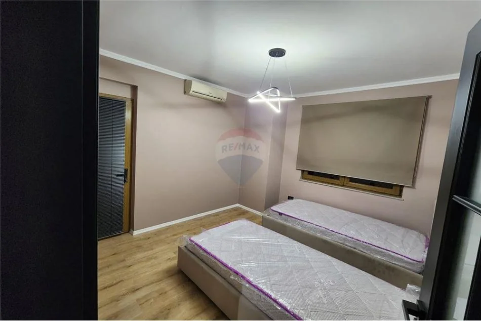Tirane, jepet me qera 3+1+Ballkon Kati 4, 160 m² 1.000 € (21 dhjetori)