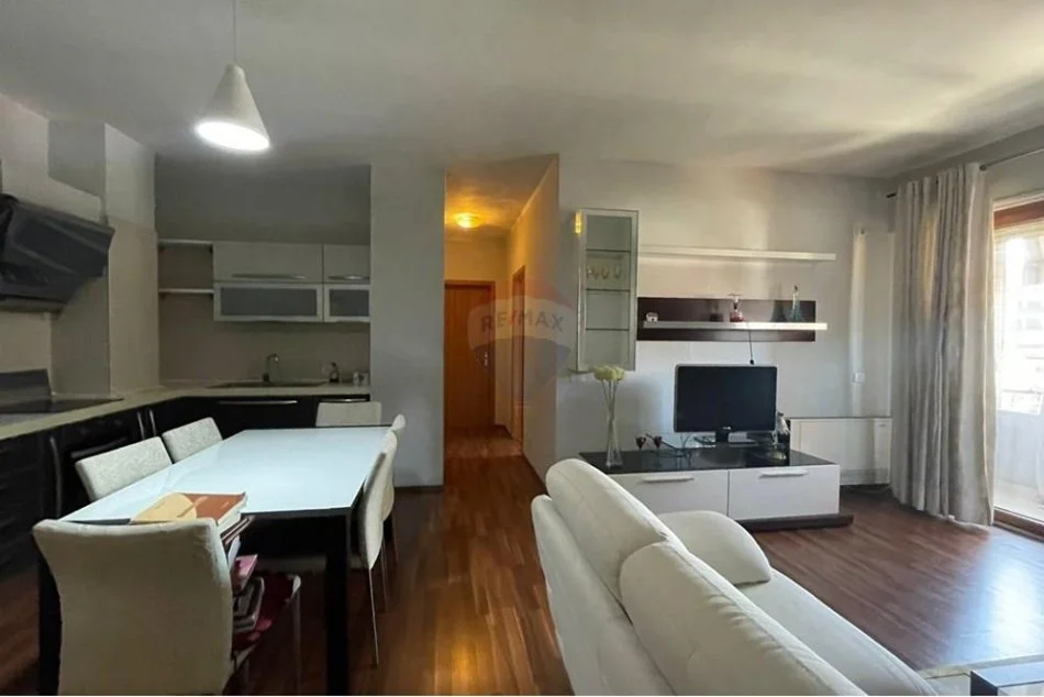 Tirane, jepet me qera 2+1 Kati 6, 95 m² 700 € (JEPET ME QIRA APARTAMENT 2+1+2 RRUGA E DIBRES)