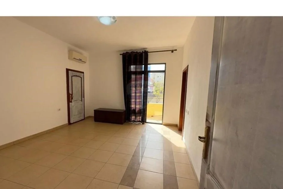 Tirane, jepet me qera zyre Kati 1, 370 m² 1.800 € (Ofrojme ambjent per zyra prane Rruges se Kavajes!)