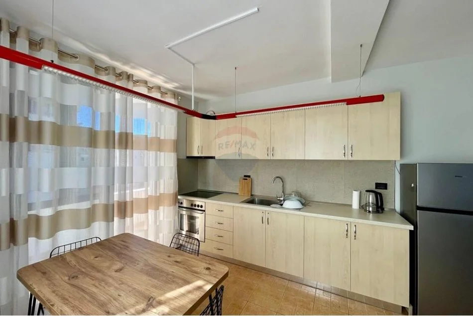 Tirane, jepet me qera apartament 2+1+Ballkon Kati 4, 95 m² 700 € (Libri UNIVERESITAR)
