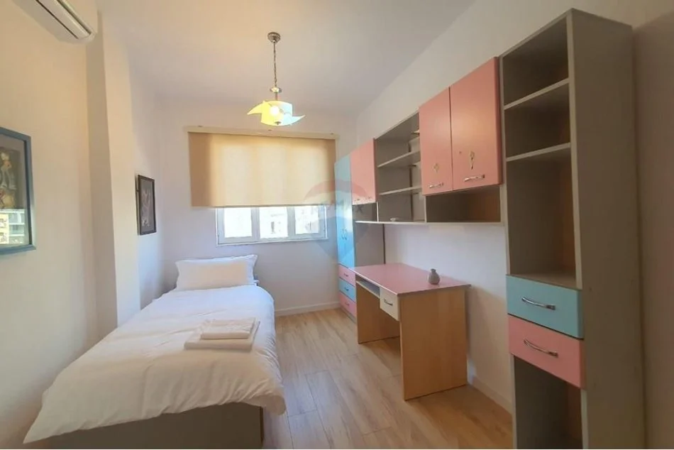Tirane, jepet me qera apartament 2+1 , 700 € (Rruga e Durresit)