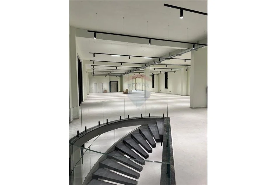 Tirane, jepet me qera ambjent biznesi Kati 2, 3.000 m² 15.000 € (Kashar)