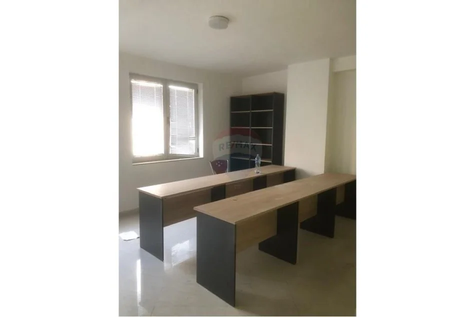 Tirane, jepet me qera zyre Kati 4, 135 m² 1.300 € (RRUGA E BARRIKADAVE)