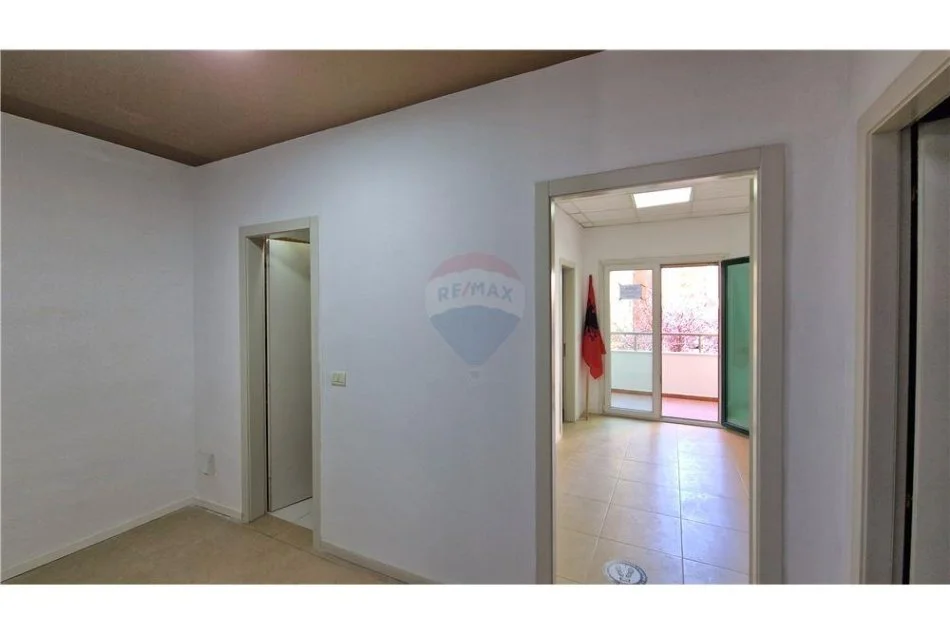 Vlore, jepet me qera ambjent biznesi Kati 2, 160 m² 900 € (Rr.Cipajve)