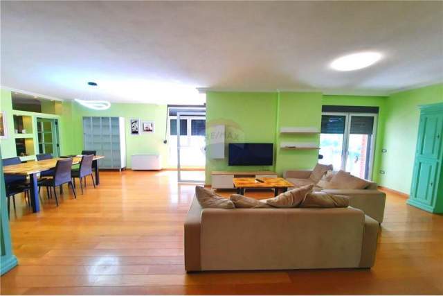 Tirane, jepet me qera apartament 2+1+BLK Kati 5, 14.949 m² 1.600 Euro (Rruga Andon Zako Cajupi - Bllok)