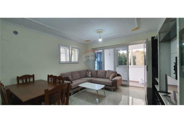 Tirane, jepet me qera apartament 2+1 Kati 1, 90 m² 400 Euro (Sauk)