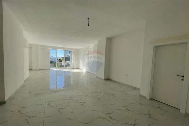 Tirane, jepet me qera dyqan Kati 2, 72 m² 1.000 Euro (Kamez)