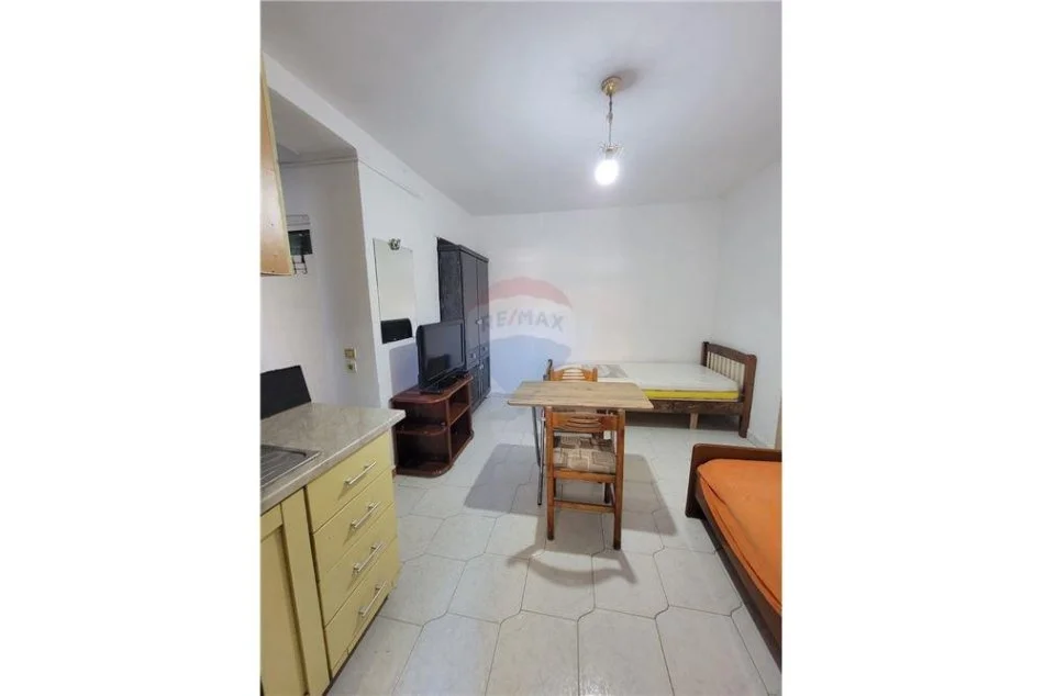 Tirane, jepet me qera 1+1 Kati 1, 45 m² 250 € (brryl)