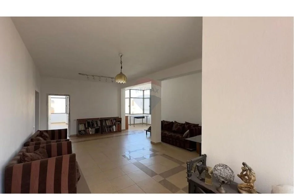 Tirane, jepet me qera zyre Kati 1, 370 m² 1.800 € (Ofrojme ambjent per zyra prane Rruges se Kavajes!)