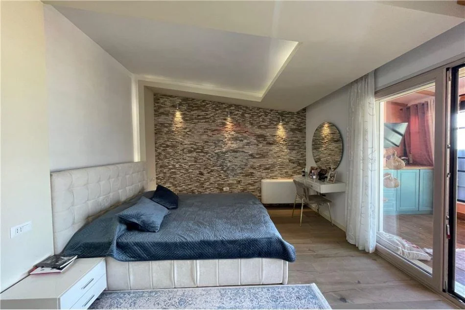 Tirane, shitet apartament duplex 3+1 Kati 3, 150 m² 299.000 € (Dupleks luksoz ne shitje me super pamje prane Liqenit!)