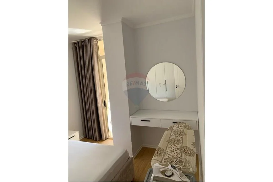 Tirane, jepet me qera apartament 1+1+Ballkon Kati 5, 55 m² 600 € (Rruga e Barrikadave)
