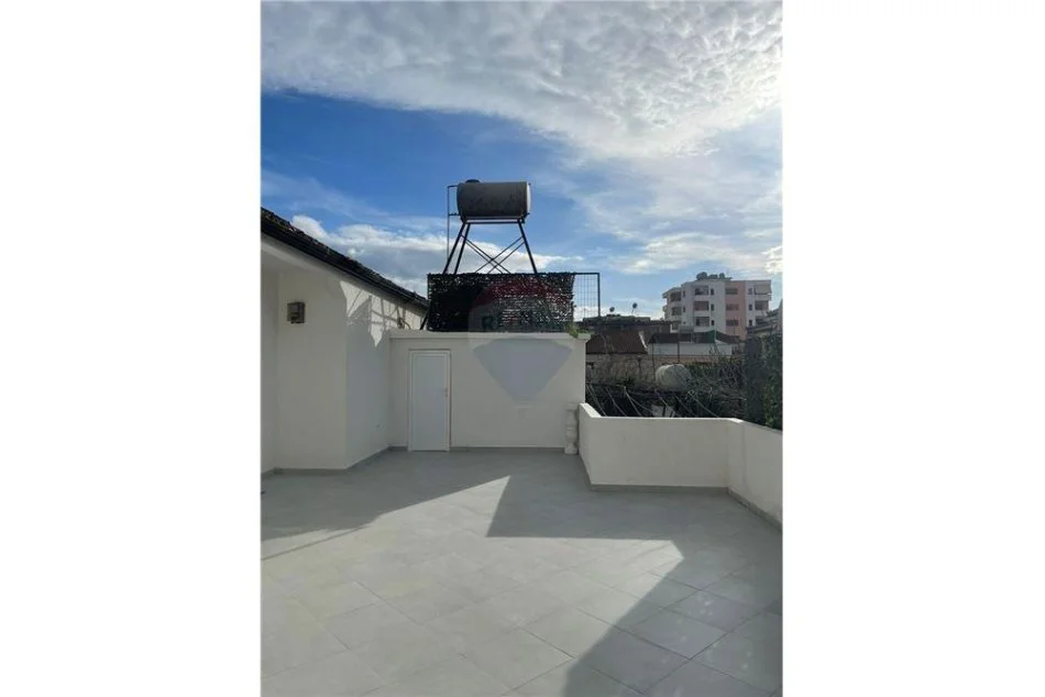 Vlore, shitet apartament 2+1+Ballkon Kati 2, 200 m² 122.000 € (Gjyqi Vjeter)