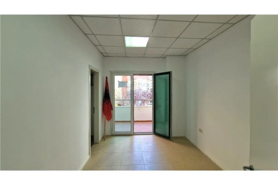 Vlore, jepet me qera ambjent biznesi Kati 2, 160 m² 900 € (Rr.Cipajve)