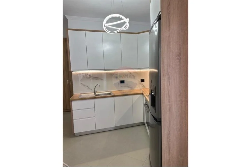 Tirane, shitet apartament 1+1+Ballkon Kati 4, 71 m² 105000 € (Fresk)