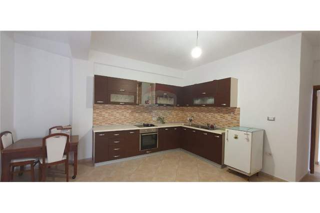 Tirane, jepet me qera apartament 2+1+A Kati 2, 150 m² 400 Euro (5 Maj)
