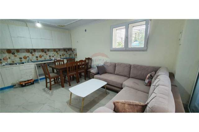 Tirane, jepet me qera apartament 2+1 Kati 1, 90 m² 400 Euro (Sauk)