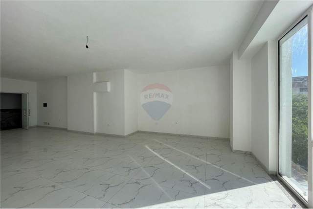 Tirane, shitet dyqan Kati 2, 72 m² 2.700 Euro/m2 (Kamez)