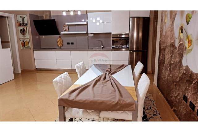 Tirane, jepet me qera apartament 2+1+BLK Kati 4, 130 m² 800 Euro (Ish Blloku)
