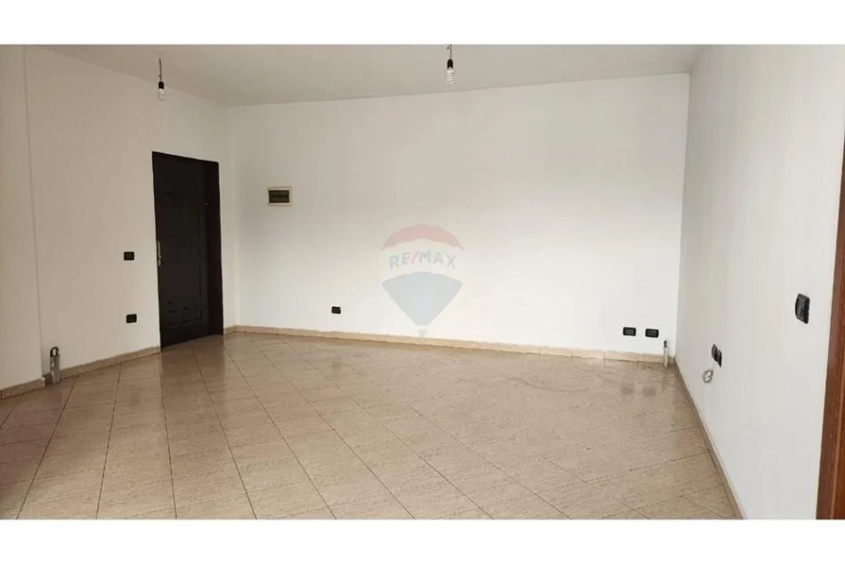 Tirane, jepet me qera apartament 2+1 Kati 6, 100 m² 500 € (pallati me shigjeta)