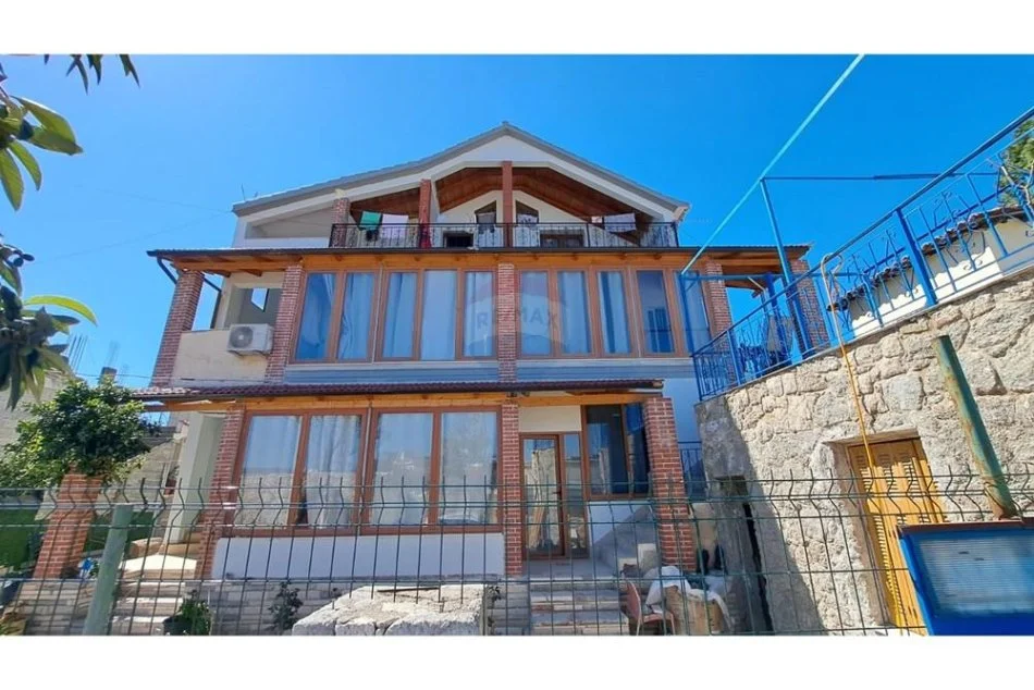 Vlore, jepet me qera Vile ne plazh 3 Katshe , 147 m² 1.200 € (Plazhi Vjeter)