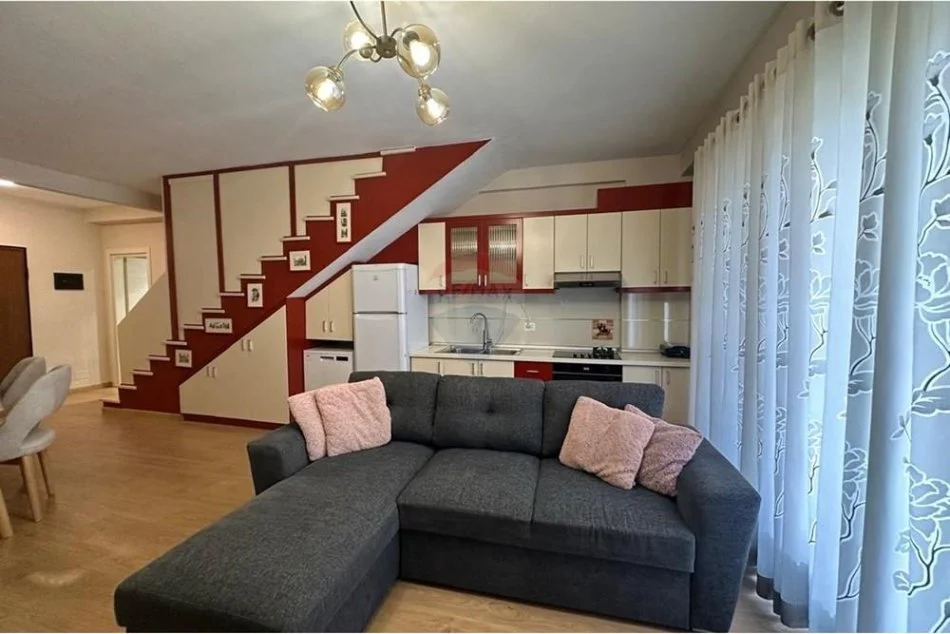 Tirane, jepet me qera 2+1 , 130 m² 1.300 € (Rr. e Dibres)