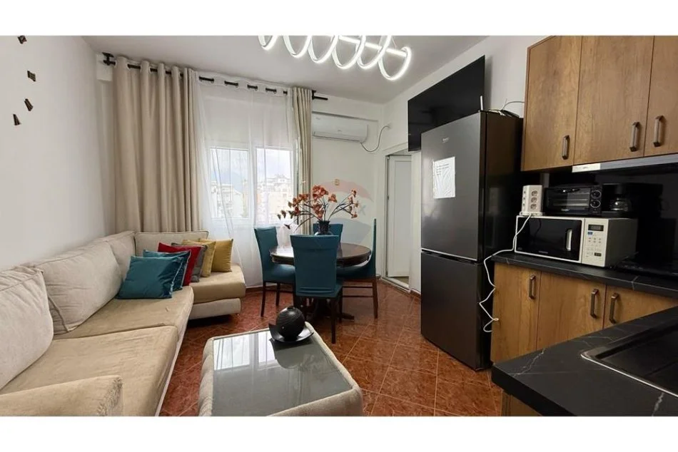 Tirane, jepet me qera apartament 2+1+Ballkon Kati 3, 80 m² 600 € (Blloku)