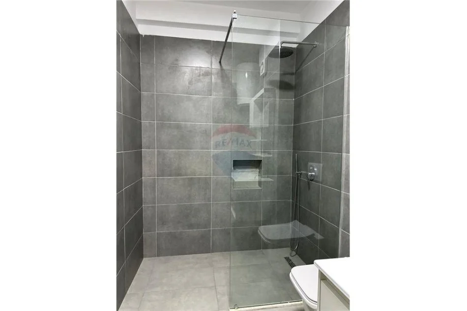 Tirane, jepet me qera apartament 1+1 Kati 2, 77 m² 550 € (Rruga Benimina Kruta)