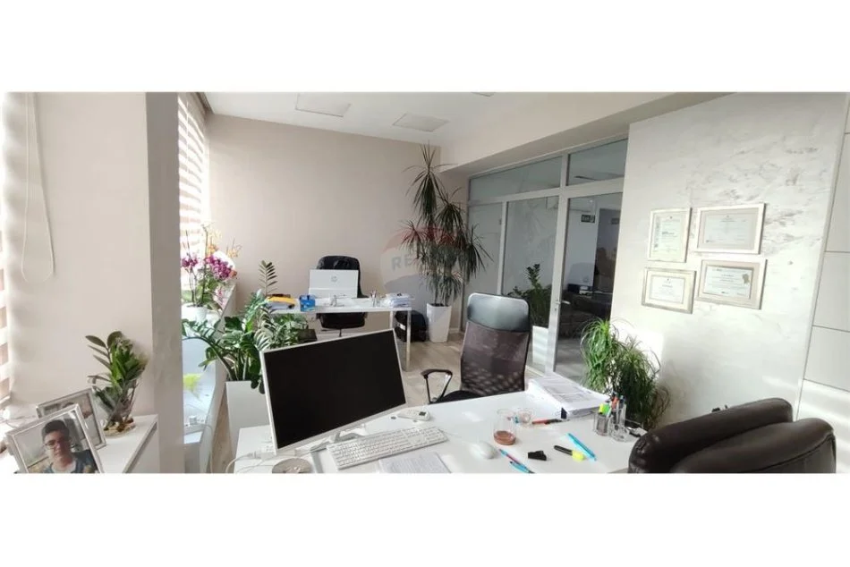 Ofrohet Per Qira Ambiente Zyrash/ Gjithe Kati