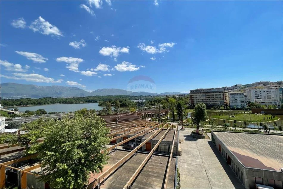 Tirane, shitet apartament , Kati 4, 87 m2 950 € 