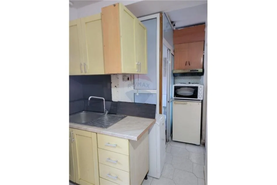 Tirane, jepet me qera 1+1 Kati 1, 45 m² 250 € (brryl)