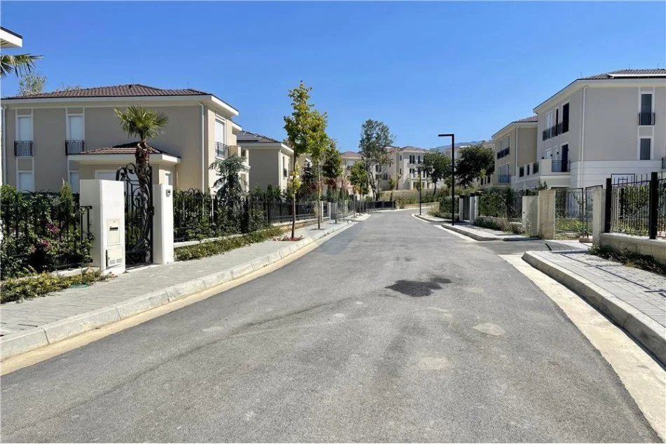 Tirane, shitet Vile 3 Katshe Kati 3, 710 m² (Vile Elitare me pishine ne shitje tek "Collina Verde"!)