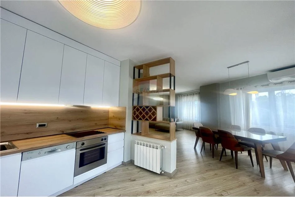 Tirane, jepet me qera apartament 3+1+Ballkon Kati 5, 180 m² 2.300 € (Prane Nobis)