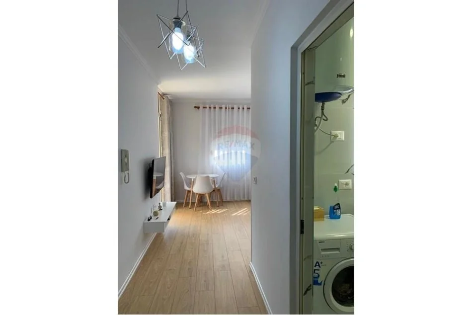 Tirane, jepet me qera apartament 1+1+Ballkon Kati 5, 55 m² 600 € (Rruga e Barrikadave)