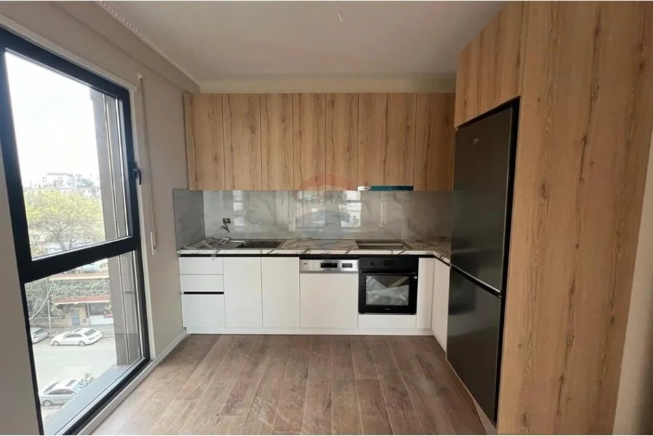 Tirane, jepet me qera apartament 2+1 Kati 5, 95 m² 700 € (Rr. Xhanfize Keko)