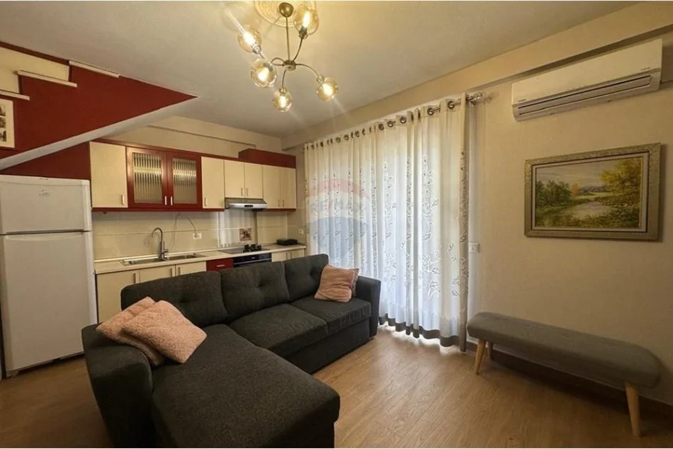 Tirane, jepet me qera 2+1 , 130 m² 1.300 € (Rr. e Dibres)