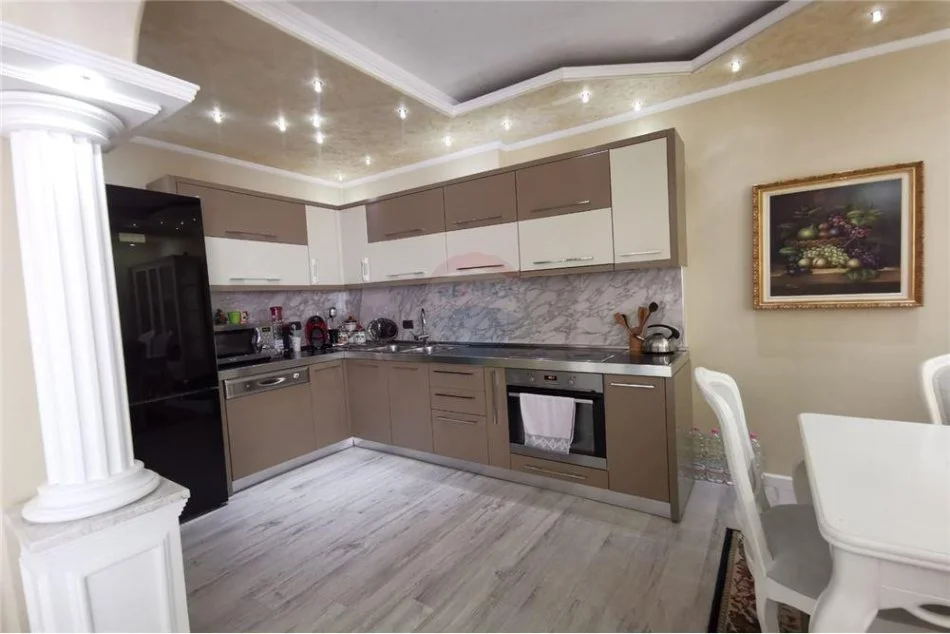 Shqiperi, jepet me qera apartament 3+1+Ballkon Kati 5, 137 m² 1.000 € (Rruga Sami Frasheri)