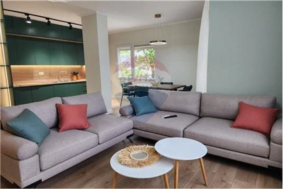 Tirane, jepet me qera apartament 2+1+Ballkon Kati 3, 900 € (Kristal)