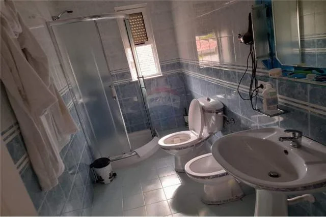 Tirane, jepet me qera Vile Kati 0, 216 m² 1.100 Euro (Ferti Xhajko)