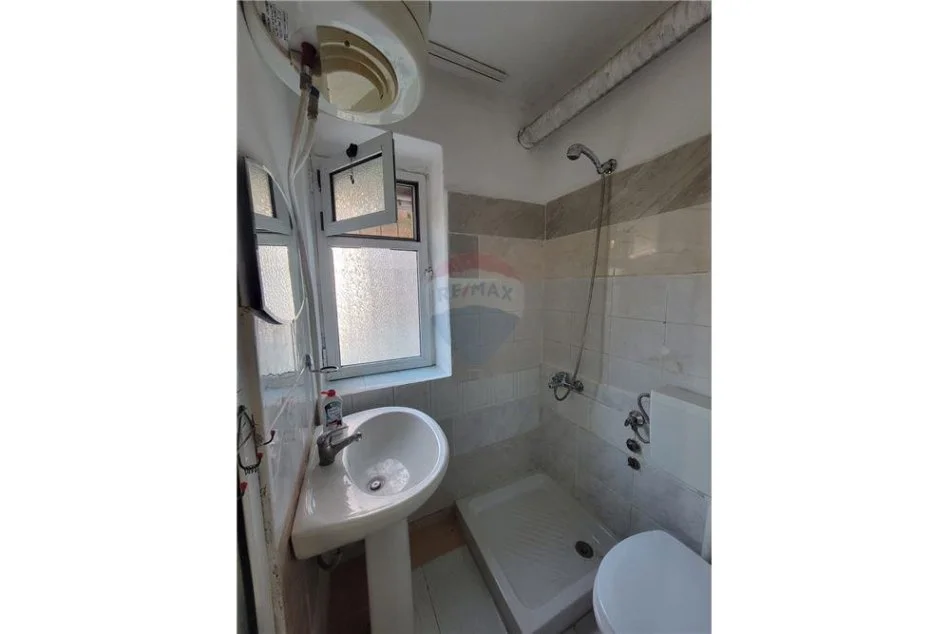 Tirane, jepet me qera 1+1 Kati 1, 45 m² 250 € (brryl)