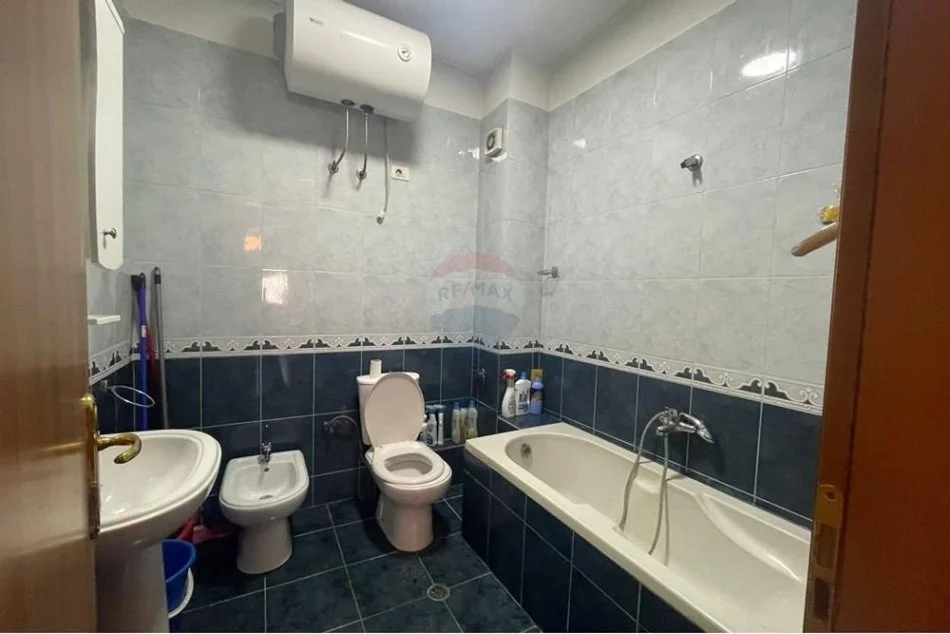 Tirane, jepet me qera 2+1 Kati 6, 95 m² 700 € (JEPET ME QIRA APARTAMENT 2+1+2 RRUGA E DIBRES)