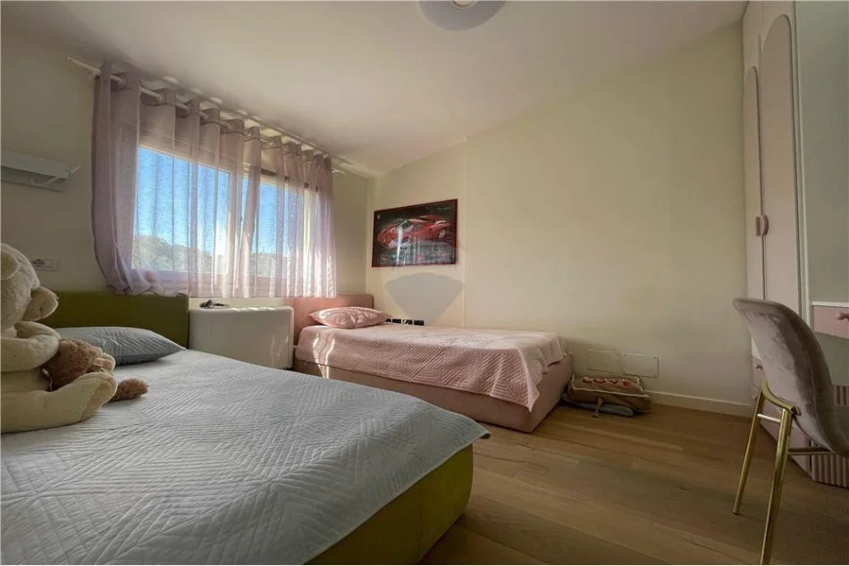 Tirane, shitet apartament duplex 3+1 Kati 3, 150 m² 299.000 € (Dupleks luksoz ne shitje me super pamje prane Liqenit!)