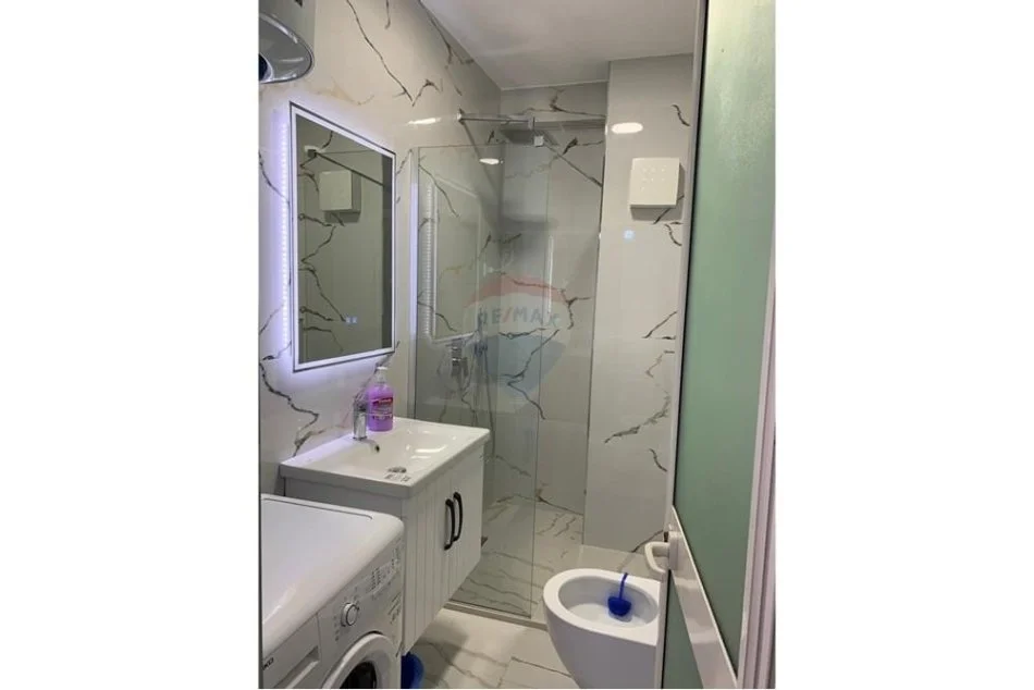 Tirane, jepet me qera apartament 1+1+Ballkon Kati 5, 55 m² 600 € (Rruga e Barrikadave)