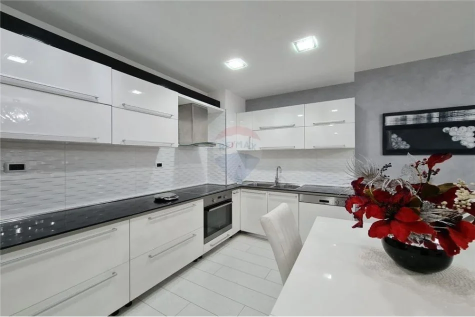 Tirane, jepet me qera apartament 2+1 , 750 € (Komuna e Parisit)