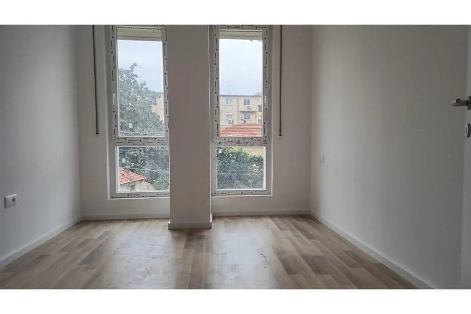 Tirane, jepet me qera zyre Kati 3, 95 m² 800 € (Prane Shkolles se Baletit)