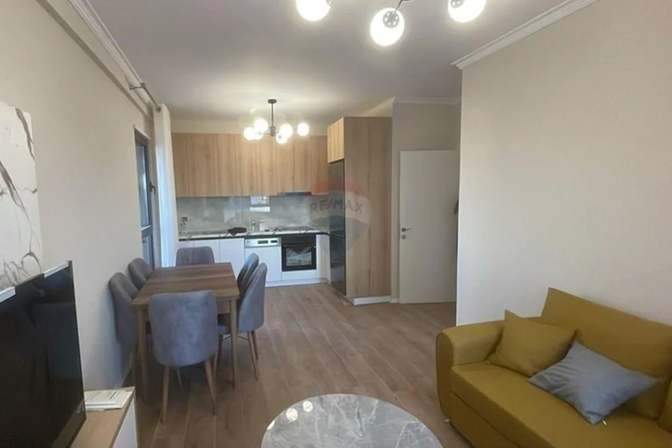 Tirane, jepet me qera apartament 2+1 Kati 5, 95 m² 700 € (Rr. Xhanfize Keko)