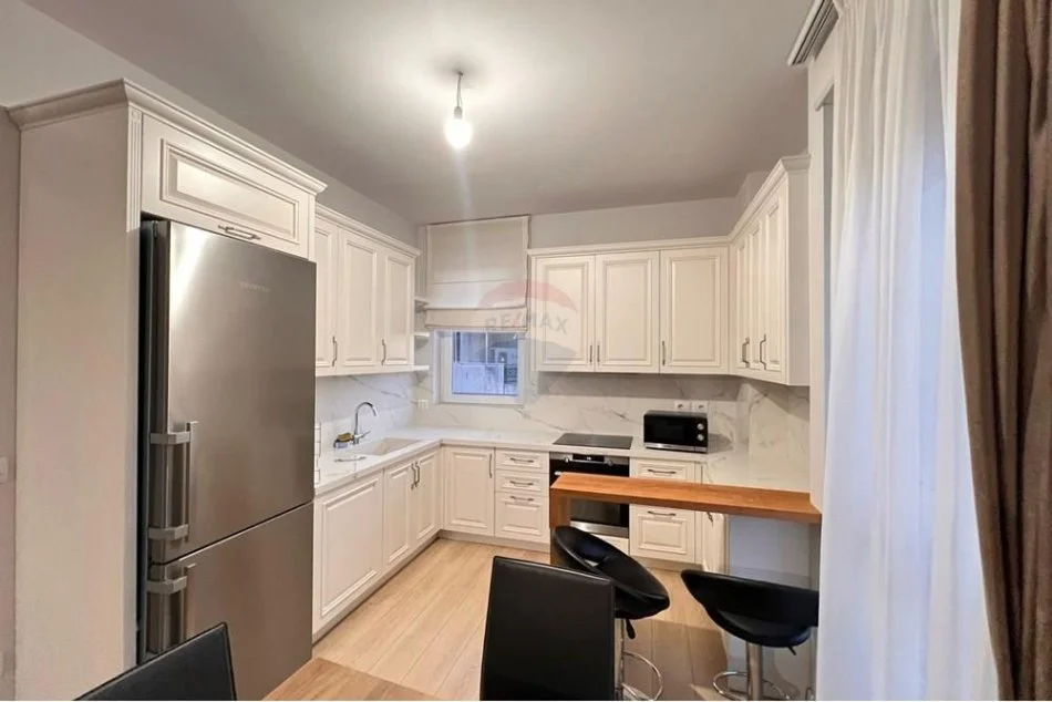 Tirane, jepet me qera apartament 3+1 Kati 3, 142 m² 1.100 € (Kopshti Botanik)